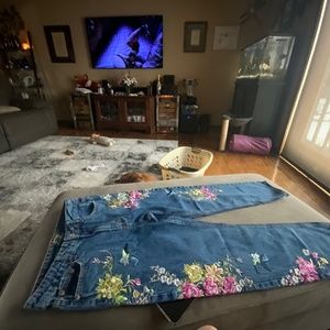 Jeans with flower applique